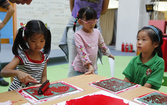 北京家庭閱讀季：&ldquo;讓美延續(xù)&rdquo;&mdash;&mdash;中國(guó)美術(shù)館主題日上小朋友在畫(huà)畫(huà)