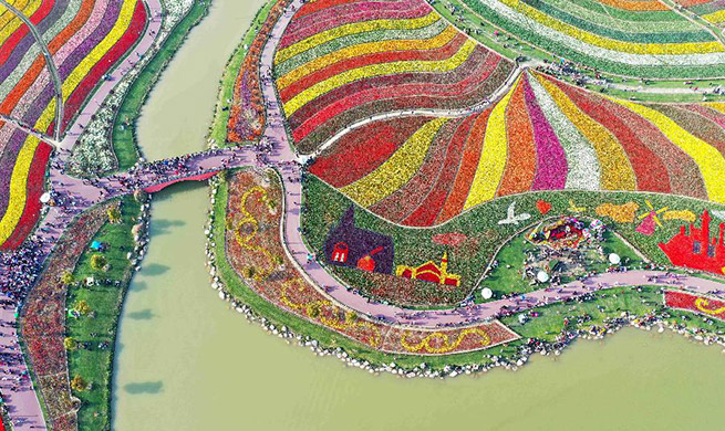 People enjoy spring scenery during Qingming Festival holiday in China's Jiangsu