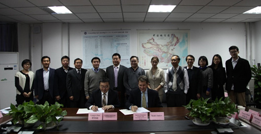 美國(guó)奧斯汀大學(xué)經(jīng)濟(jì)地質(zhì)局來(lái)訪(fǎng)油氣調(diào)查中心交流并簽署合作意向書(shū)