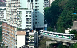 重慶輕軌穿樓而過成&ldquo;網紅&rdquo;