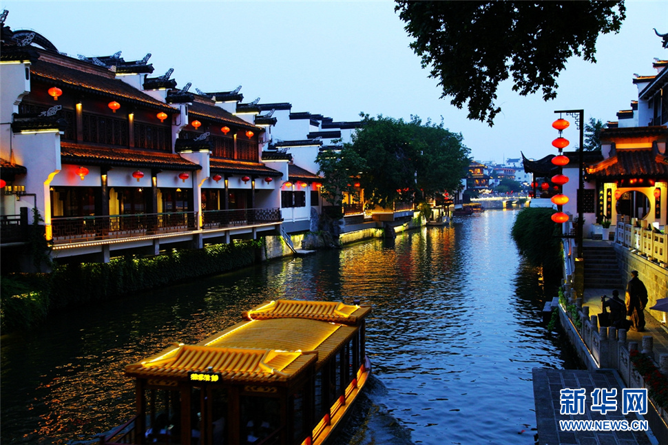 夜色秦淮河，璀璨醉人心