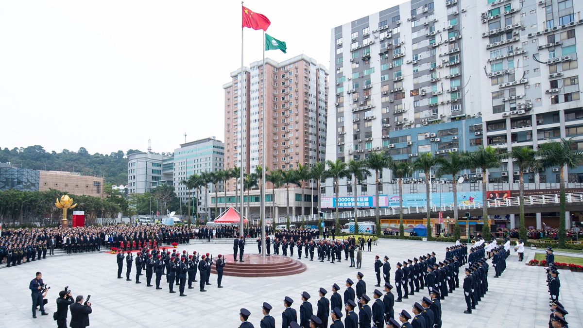 澳門隆重舉行升旗儀式慶?；貧w祖國20周年