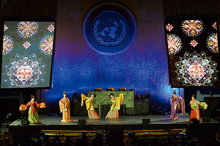 6月 9日，在位于纽约的联合国总部，演员在“跨越山海的文明对话”专场文艺演出上表演华服秀“锦绣之约” 