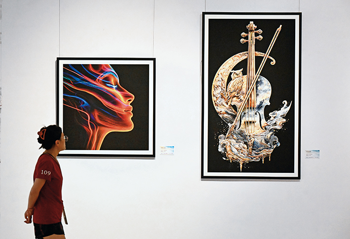 7月 14日，观众在河北省石家庄市美术馆参观AI艺术画展 