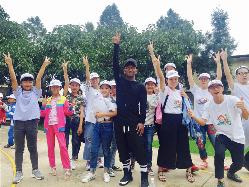 e創(chuàng)公益大使與志愿者、小朋友一起鄉(xiāng)村運(yùn)動會