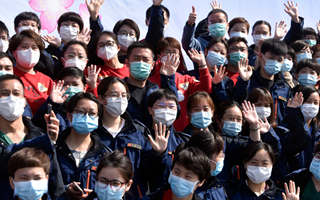 稟父老：樓蘭破，人平安，白衣戰(zhàn)士把家還！