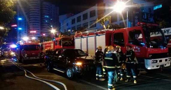 ?？诩瘟甏髲B電纜井起火 玻璃掉落致1人重傷