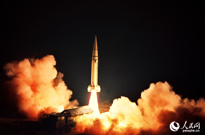 戈壁驚雷。馮根鎖攝