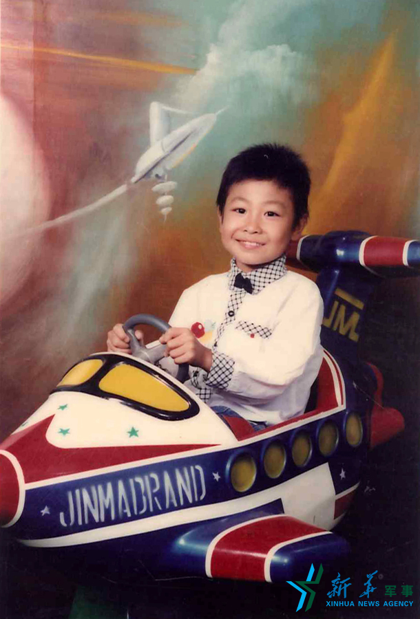 資料圖片：長大后當一名優(yōu)秀的飛行員是張超兒時種下的夢想。