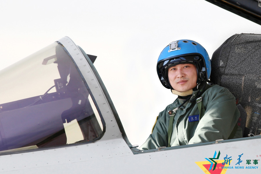 &uarr;戰(zhàn)機上準備起飛的張超。