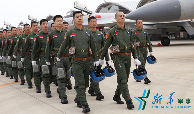 &uarr;飛行員列隊進場。