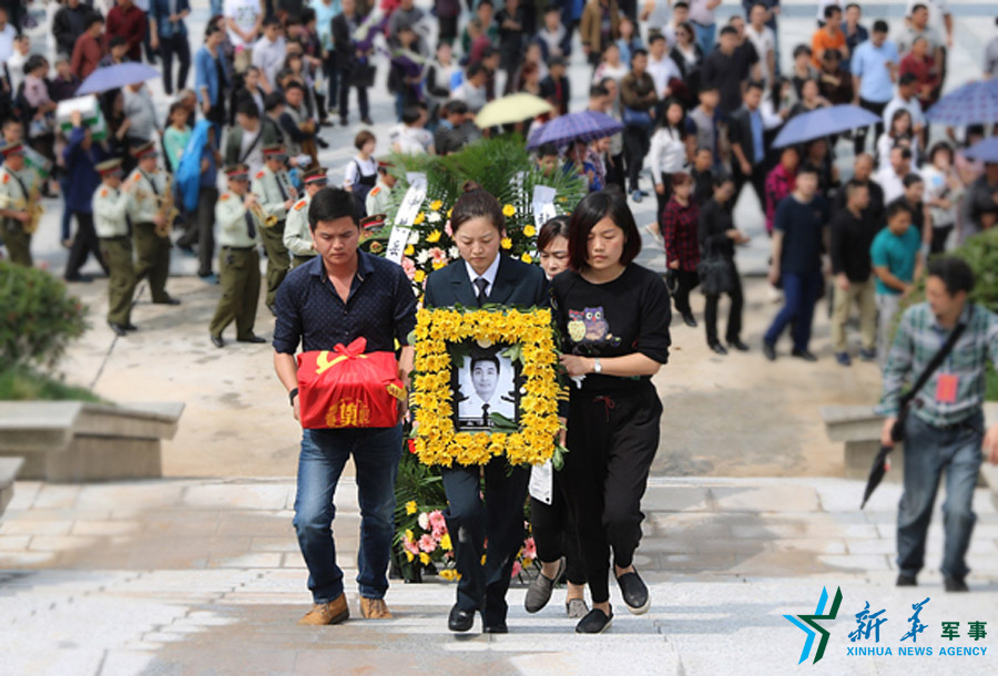 &uarr;張超烈士骨灰安葬儀式。