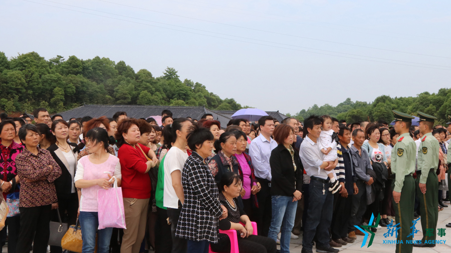 &uarr;張超烈士骨灰安葬儀式現(xiàn)場，岳陽的父老鄉(xiāng)親紛紛來給張超送別。