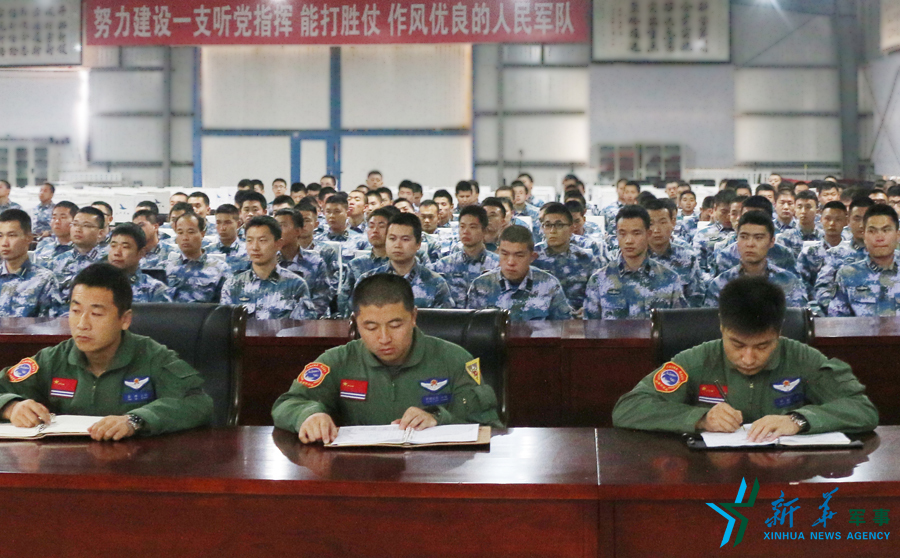 資料圖片：張超（右一）參加部隊思想政治教育。