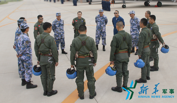 飛行后，黨委班子現(xiàn)場(chǎng)講評(píng)飛行情況。