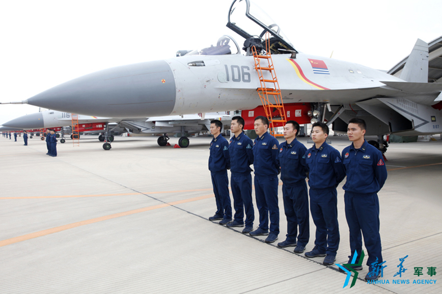 &uarr;機(jī)務(wù)官兵為戰(zhàn)鷹保駕護(hù)航。