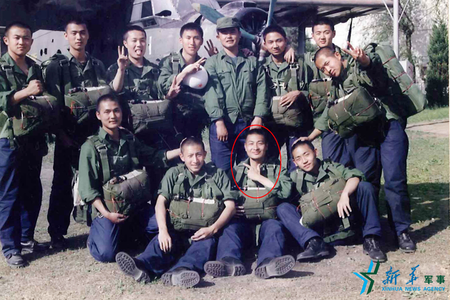 &uarr;資料圖片：張超跳傘前合影留念。