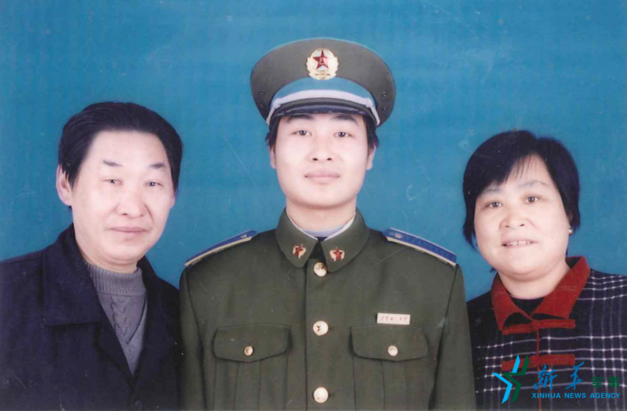 &uarr;資料圖片：張超考入飛行學院后成為全家的驕傲。