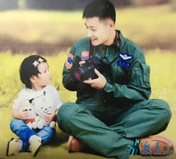 &uarr;資料圖片：被選為艦載戰(zhàn)斗機飛行員的張超與女兒合影。