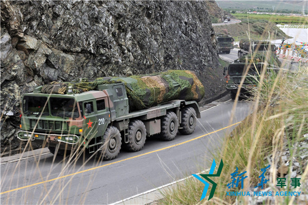 &uarr;向疏散隱蔽地域?qū)嵤└咚贆C(jī)動。（宋來蕤攝）