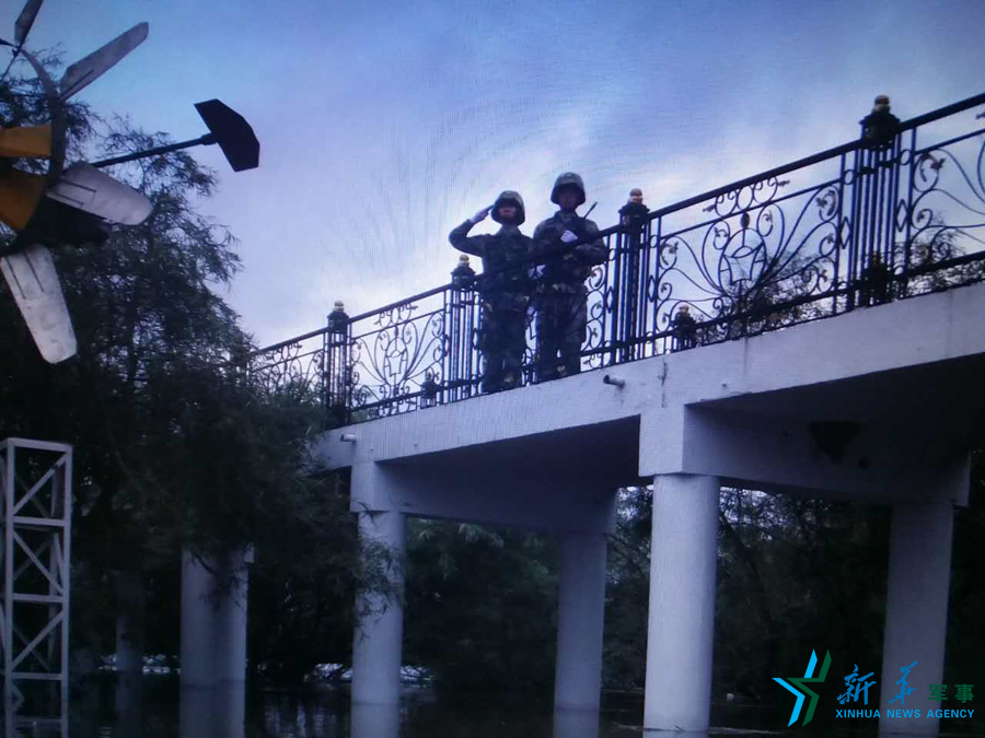 &uarr;中秋佳節(jié)，珍寶島的官兵在洪水中的堅守。