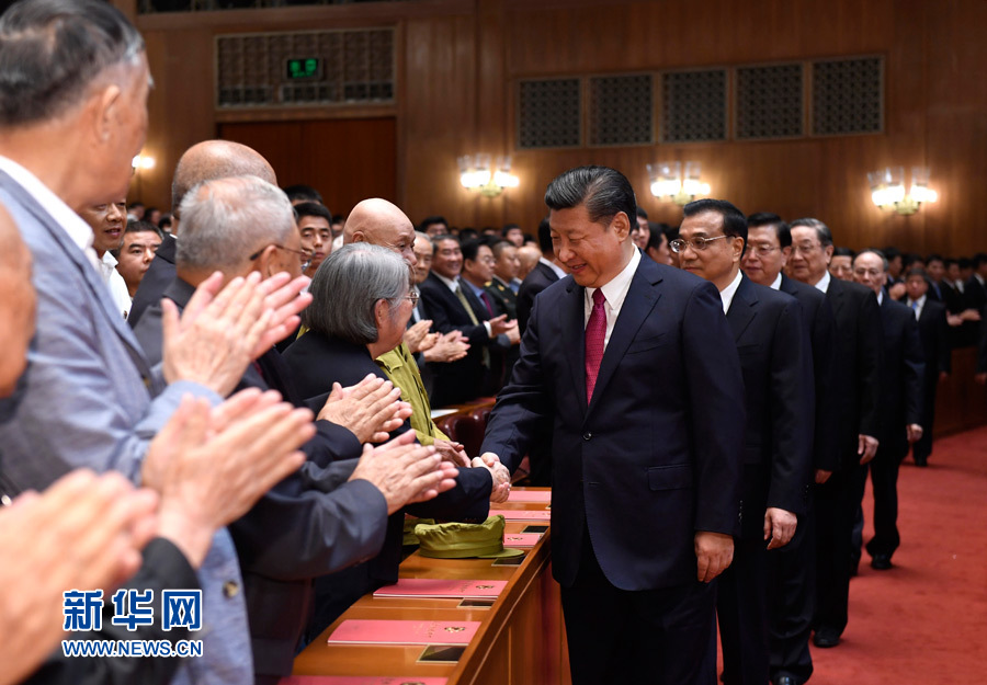 7月28日，慶祝中國(guó)人民解放軍建軍90周年文藝晚會(huì)《在黨的旗幟下》在北京人民大會(huì)堂舉行。中共中央總書(shū)記、國(guó)家主席、中央軍委主席習(xí)近平和李克強(qiáng)、張德江、俞正聲、劉云山、王岐山、張高麗等黨和國(guó)家領(lǐng)導(dǎo)人，與首都3000多名各界群眾一起觀看演出。演出開(kāi)始前，習(xí)近平等與老戰(zhàn)士、老同志代表和&ldquo;八一勛章&rdquo;獲得者親切握手。新華社記者 李學(xué)仁 攝