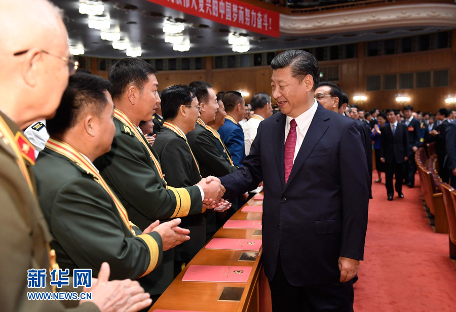 7月28日，慶祝中國(guó)人民解放軍建軍90周年文藝晚會(huì)《在黨的旗幟下》在北京人民大會(huì)堂舉行。中共中央總書(shū)記、國(guó)家主席、中央軍委主席習(xí)近平和李克強(qiáng)、張德江、俞正聲、劉云山、王岐山、張高麗等黨和國(guó)家領(lǐng)導(dǎo)人，與首都3000多名各界群眾一起觀看演出。演出開(kāi)始前，習(xí)近平等與老戰(zhàn)士、老同志代表和&ldquo;八一勛章&rdquo;獲得者親切握手。新華社記者 李學(xué)仁 攝