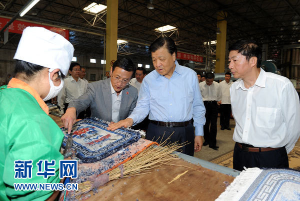 這是7月18日，劉云山在青海藏羊地毯集團(tuán)有限公司調(diào)研。新華社記者 饒愛(ài)民 攝