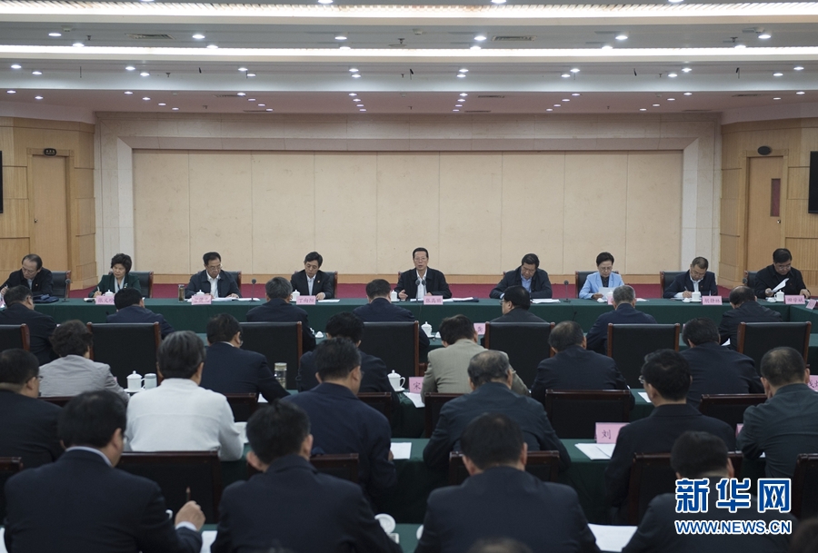 10月22日至23日，中共中央政治局常委、國務院副總理張高麗在山東調(diào)研扶貧工作情況。這是10月23日，張高麗在菏澤市主持召開扶貧工作座談會。 新華社記者 王曄 攝