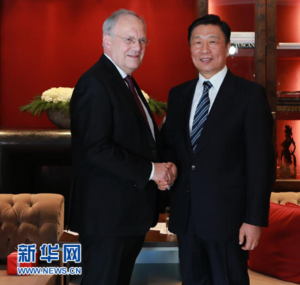 1月21日，中國國家副主席李源潮（右）在瑞士達沃斯會見瑞士聯(lián)邦主席施奈德－阿曼。 新華社記者羅歡歡攝