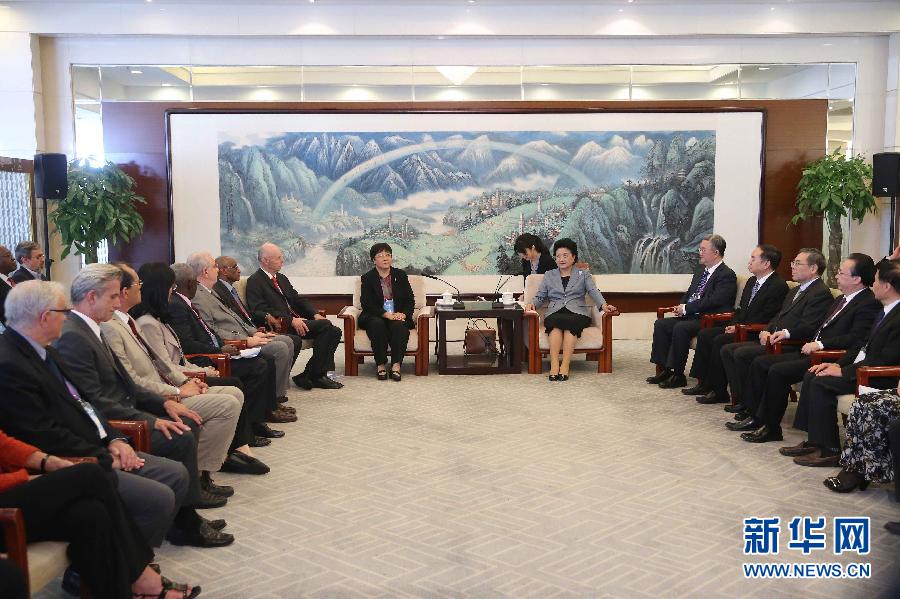 9月28日，國際醫(yī)學(xué)科學(xué)院組織2016年全體成員大會(huì)在北京舉行。國務(wù)院副總理劉延?xùn)|出席會(huì)議并作主旨報(bào)告。會(huì)前，劉延?xùn)|集體會(huì)見出席大會(huì)的主要嘉賓。新華社記者劉衛(wèi)兵攝 