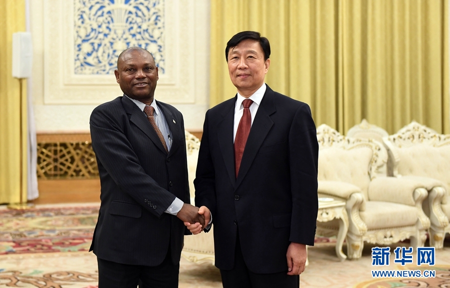 12月26日，國(guó)家副主席李源潮在北京會(huì)見(jiàn)圣多美和普林西比外交和海外僑民部部長(zhǎng)博特略。 新華社記者 張鐸 攝