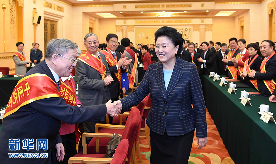 12月29日，中共中央政治局委員、國務(wù)院副總理劉延?xùn)|在北京與中醫(yī)藥高等學(xué)校教學(xué)名師座談。這是座談會(huì)前，劉延?xùn)|與獲得表彰的教師握手。新華社記者 張鐸 攝