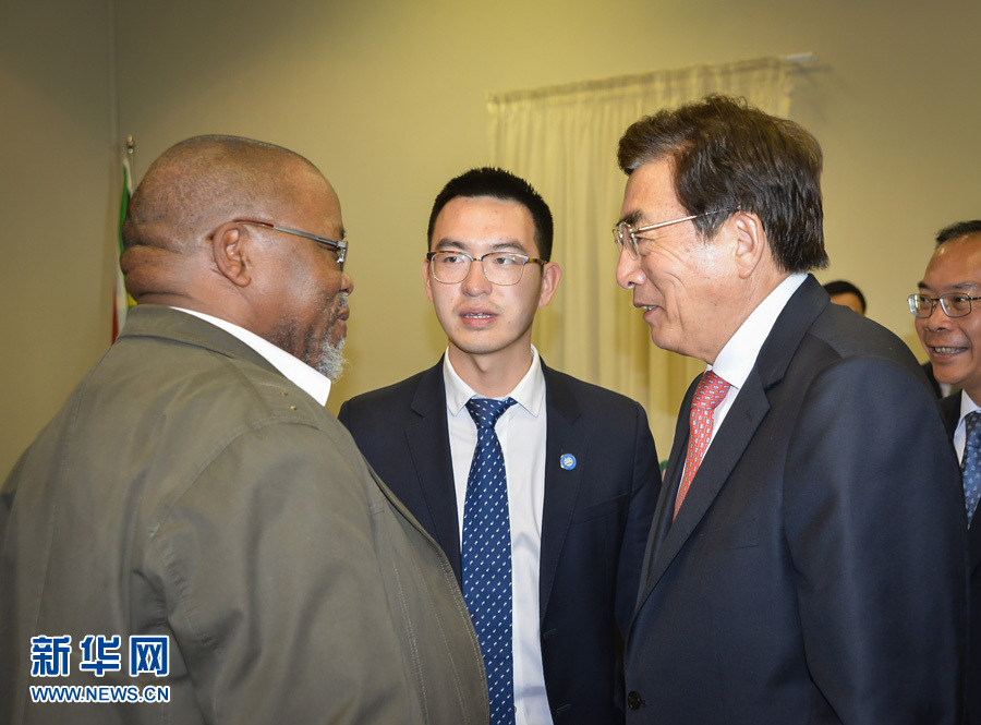 3月26日，中共中央政治局委員、北京市委書記郭金龍（前右）在南非約翰內(nèi)斯堡與執(zhí)政的南非非洲人國民大會(huì)總書記曼塔謝（前左）舉行工作會(huì)談。  新華社記者趙熙攝