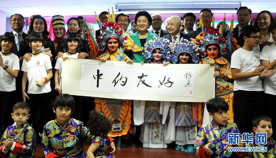 4月20日，在約旦首都安曼，中國(guó)國(guó)務(wù)院副總理劉延?xùn)|（中）考察TAG孔子學(xué)院。 新華社記者林曉蔚攝