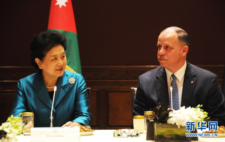 4月20日，在約旦首都安曼，約旦代國(guó)王費(fèi)薩爾（右）會(huì)見(jiàn)中國(guó)國(guó)務(wù)院副總理劉延?xùn)|。 新華社記者林曉蔚攝