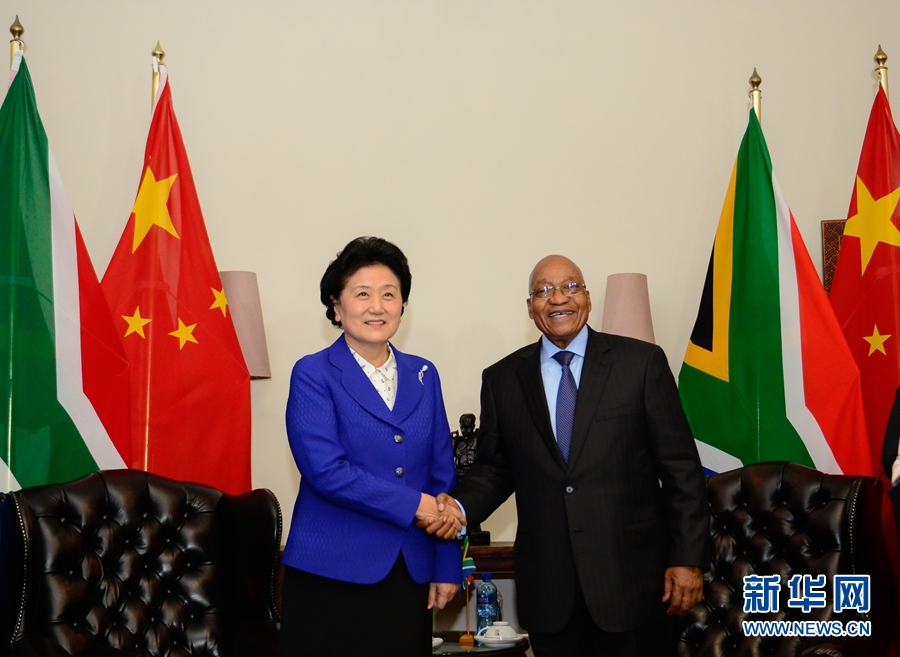 4月25日，南非總統(tǒng)祖馬（右）在比勒陀利亞總統(tǒng)官邸會(huì)見(jiàn)正在對(duì)南非進(jìn)行正式訪問(wèn)并出席中南高級(jí)別人文交流機(jī)制首次會(huì)議的中國(guó)國(guó)務(wù)院副總理劉延?xùn)|。 新華社記者 翟健嵐 攝