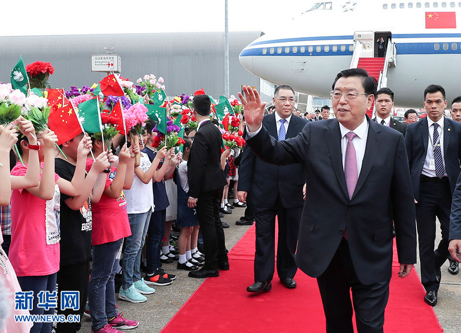 5月8日至10日，中共中央政治局常委、全國人大常委會(huì)委員長張德江視察澳門特別行政區(qū)。這是5月8日，張德江抵達(dá)澳門國際機(jī)場。 新華社記者龐興雷 攝 