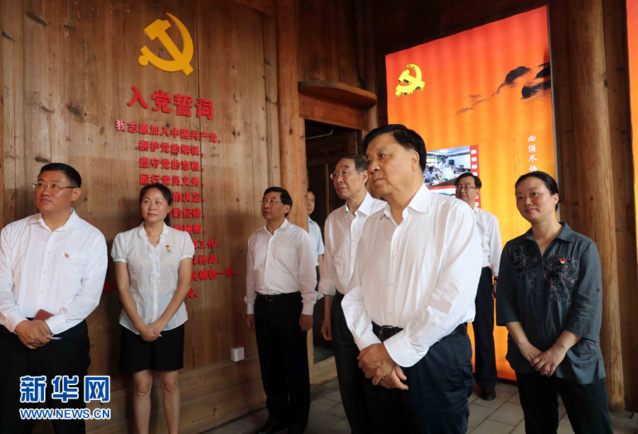 6月8日至10日，中共中央政治局常委、中央書記處書記劉云山在福建調(diào)研。這是6月9日，劉云山專程來到政和縣石圳村，深入了解廖俊波的事跡。新華社記者 劉衛(wèi)兵 攝