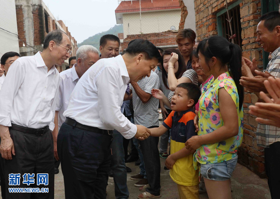 6月8日至10日，中共中央政治局常委、中央書記處書記劉云山在福建調(diào)研。這是6月9日，劉云山在福安市溪邳村走訪群眾家庭。新華社記者 劉衛(wèi)兵 攝
