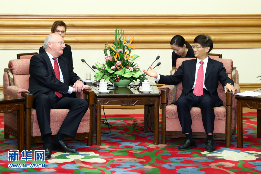6月15日，中共中央政治局委員、中央政法委書記孟建柱在北京會見德國聯(lián)邦總理府情報國務(wù)秘書弗里徹。 新華社記者 謝環(huán)馳 攝