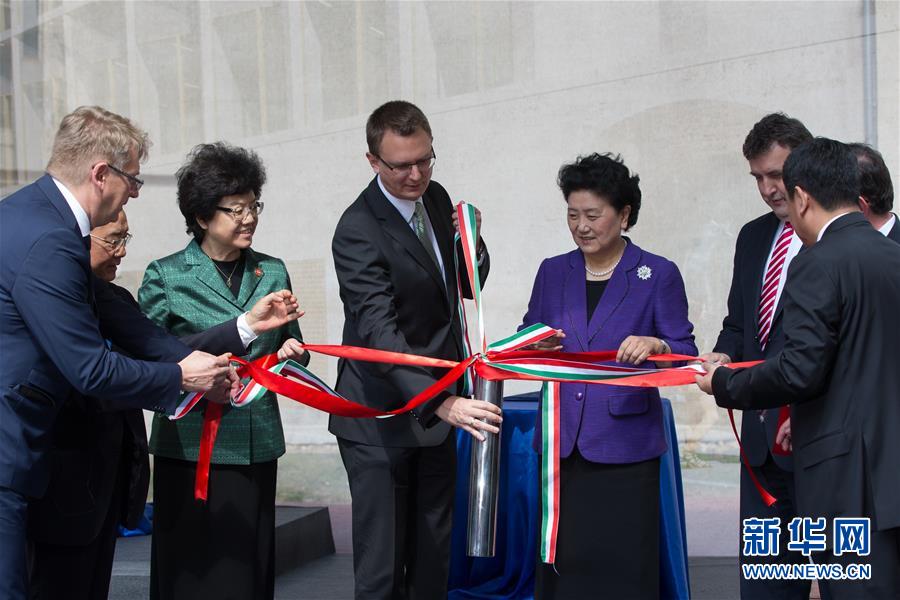 6月18日，在匈牙利布達(dá)佩斯，中國(guó)國(guó)務(wù)院副總理劉延?xùn)|在考察匈牙利塞梅爾維斯醫(yī)科大學(xué)時(shí)為健康學(xué)院新教學(xué)樓奠基。中國(guó)國(guó)務(wù)院副總理劉延?xùn)|18日在布達(dá)佩斯考察匈牙利塞梅爾維斯醫(yī)科大學(xué)并出席中匈中醫(yī)藥教育合作系列活動(dòng)。 新華社發(fā)（弗爾季&middot;奧蒂洛攝） 