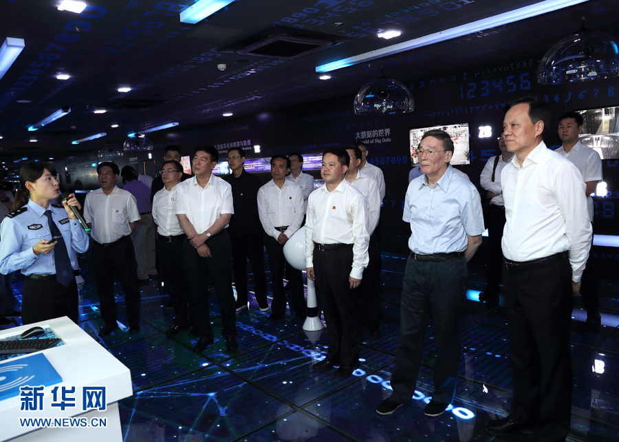 6月20日至22日，中共中央政治局常委、中央紀委書記王岐山在貴州省檢查紀檢監(jiān)察工作。這是6月21日，王岐山在調研期間考察貴陽大數(shù)據(jù)應用展示中心。新華社記者 王曄 攝