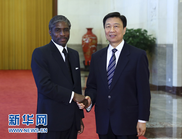 7月13日，中國國家副主席李源潮在北京人民大會堂與赤道幾內(nèi)亞副總統(tǒng)曼格會談。 新華社記者 謝環(huán)馳 攝