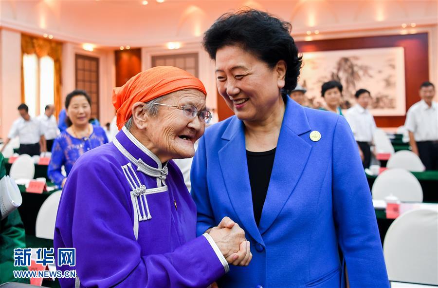 8月11日，中共中央政治局委員、國務院副總理、中央代表團副團長劉延東率中央代表團二分團，看望慰問烏蘭察布各族干部群眾，轉(zhuǎn)達以習近平同志為核心的黨中央的親切關懷和全國人民的美好祝愿。這是劉延東在出席烏蘭察布市慶祝內(nèi)蒙古自治區(qū)成立70周年座談會后，與&ldquo;草原母親&rdquo;都貴瑪親切交談。新華社記者 連振 攝