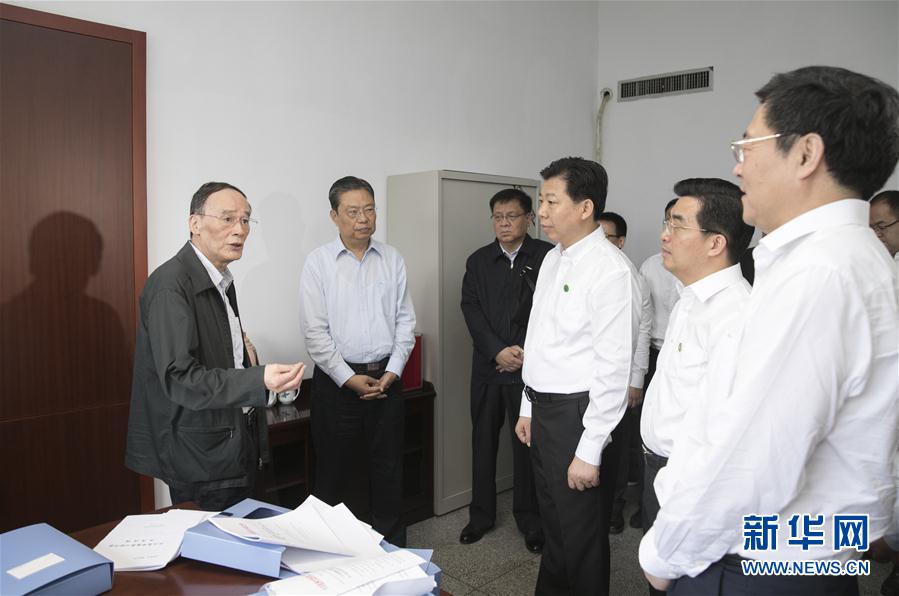 9月3日至5日，中共中央政治局常委、中央紀(jì)委書記、中央巡視工作領(lǐng)導(dǎo)小組組長王岐山在湖南省調(diào)研并主持召開巡察工作座談會。這是9月4日，王岐山來到株洲市委巡察辦看望巡察干部。新華社記者 王曄 攝
