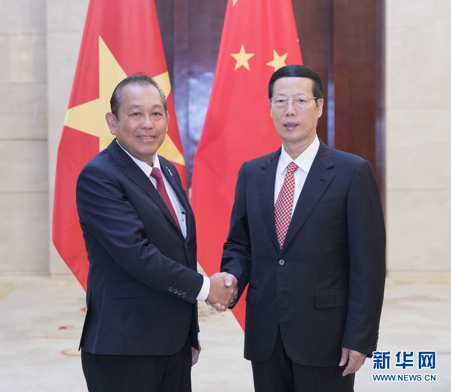  9月11日，中共中央政治局常委、國務(wù)院副總理張高麗在廣西南寧會見前來出席第十四屆中國－東盟博覽會和中國－東盟商務(wù)與投資峰會的越南常務(wù)副總理張和平。新華社記者王曄攝