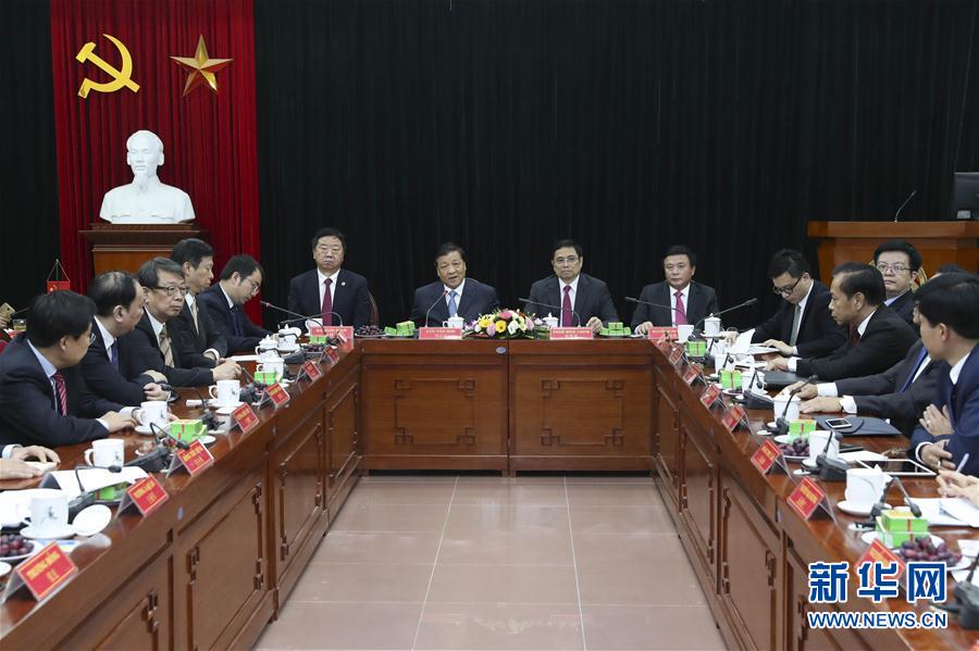 應越南共產(chǎn)黨邀請，中共中央政治局常委、中央書記處書記劉云山9月18日至19日對越南進行正式訪問。這是9月19日，劉云山在越共中央政治局委員范明政陪同下考察胡志明國家政治學院，并與曾赴華考察交流的越方學員代表進行座談。 新華社記者龐興雷 攝