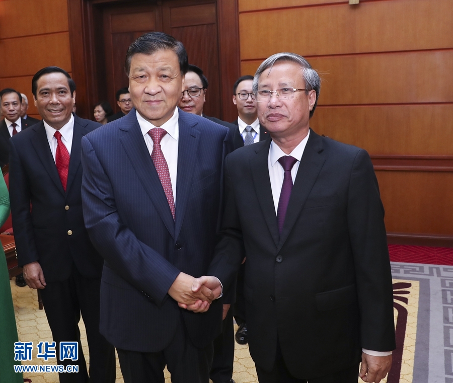 應越南共產(chǎn)黨邀請，中共中央政治局常委、中央書記處書記劉云山9月18日至19日對越南進行正式訪問。這是9月18日，劉云山在河內(nèi)與越共中央政治局委員陳國旺舉行會談。 新華社記者 龐興雷 攝