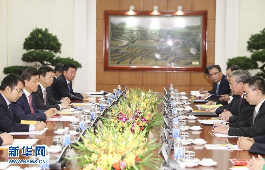 應越南共產(chǎn)黨邀請，中共中央政治局常委、中央書記處書記劉云山9月18日至19日對越南進行正式訪問。這是9月18日，劉云山在河內(nèi)與越共中央政治局委員陳國旺舉行會談。 新華社記者 丁林 攝